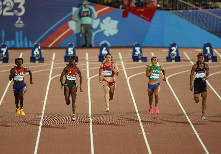 DASH ON: Team TTO’s Michelle-Lee Ahye, right, gets into her stride during the women’s 100 metres final, at the Estadio Nacional, during the Pan American Games in Santiago, Chile, last night. Ahye copped bronze behind gold medallist, Cuba’s Yunisleidy García, left, and Guyana’s Jasmine Abrams, second from left, who secured silver. T&T’s other competitor in the final, Reyare Thomas, finished sixth. —Photo courtesy Photosport/Panam Sports (Image obtained at trinidadexpress.com)